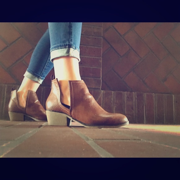 Olivia Miller cut out ankle boots - Picture 8 of 8